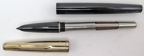 ITEM #6824R: PARKER 51 FOUNTIAN PEN IN BLACK. SQUEEZE FILLER. GOLD FILLED TRIM. NIB IS MEDIUM IN 14K. MADE IN ENGLAND. MKIII MODEL MEANING THE BACK END OF BARREL IS POINTED (NOT CURVED).